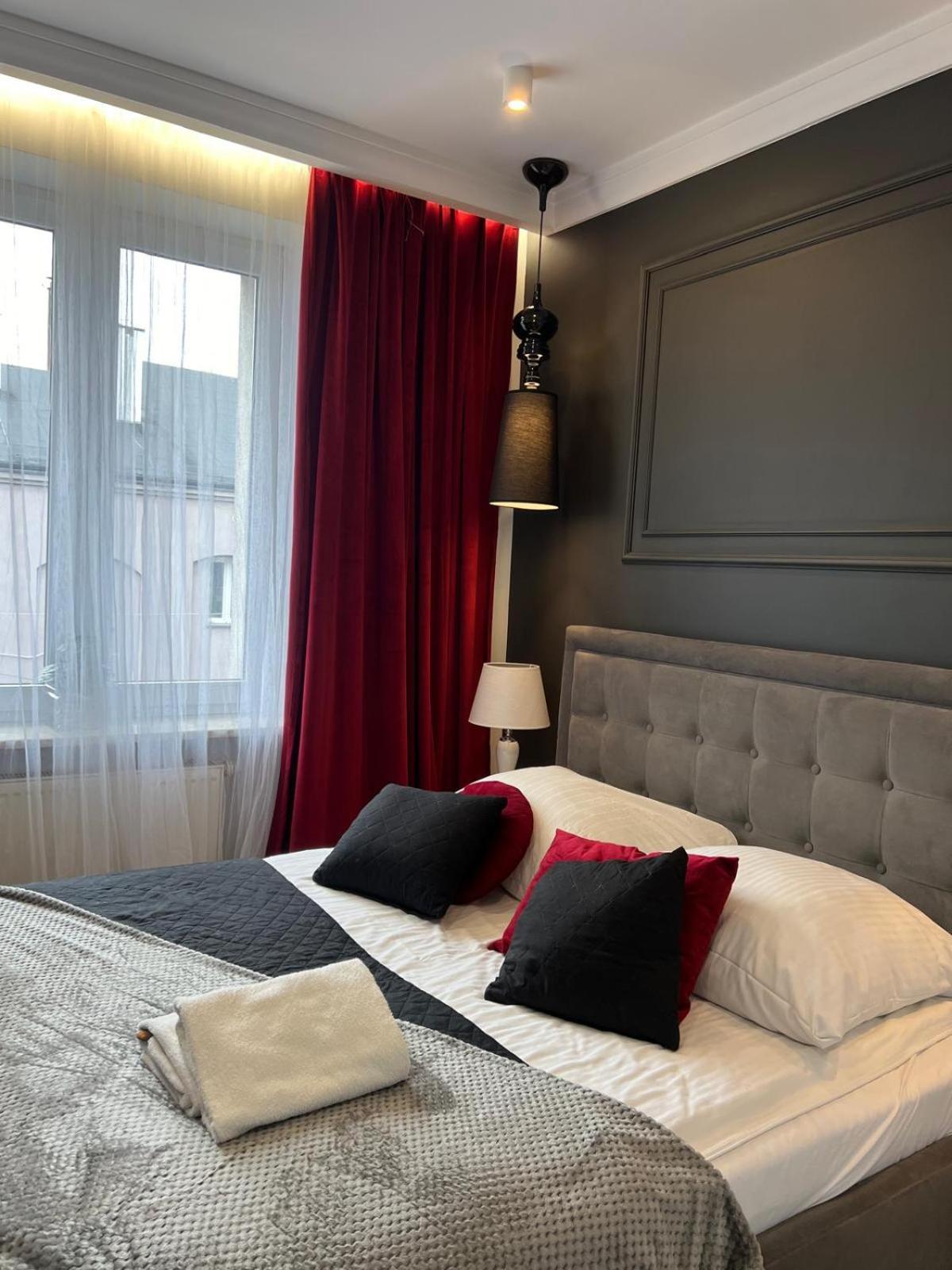 Family & Business Sauna Apartments Plac Wolnosci Centrum Downtow, - Piekny Apartament - 5 Bedroom With Private Sauna, Bath With Hydromassage, Parking, Catering Options Kielce Extérieur photo